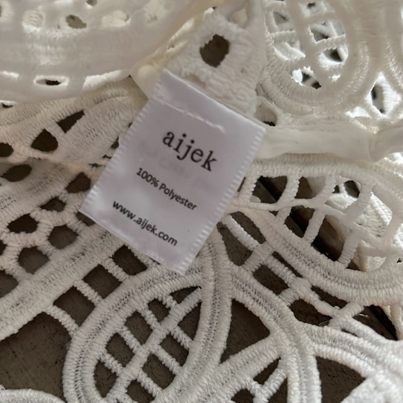 Aijek Embroidered Cropped Top Size 2 - Picture 5 of 8